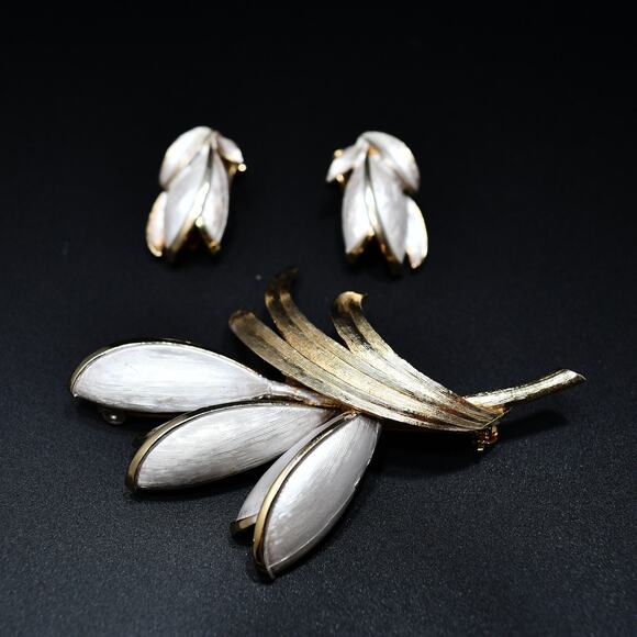 1950s White Enamel Tulip Brooch Earrings Set Gold Tone Floral Vintage Jewelry - Picture 10 of 10